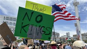 舊金山無王日示威  民眾持反川普標語加州響應「無王日」（No Kings Day）抗議，舊金山示威群眾高舉「沒有國王」等標語。中央社記者張欣瑜舊金山攝 114年6月15日