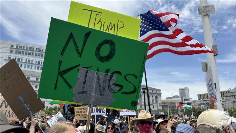 民眾持反川普標語加州響應「無王日」（No Kings Day）抗議，舊金山示威群眾高舉「沒有國王」等標語