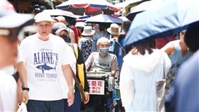 熱如炎夏　全台高溫上看38度中央氣象署15日發布高溫資訊，北北桃等16縣市防攝氏36度以上高溫。氣象專家吳德榮表示，15日熱如炎夏，全台最高溫上看38度。圖為民眾到東門市場周邊採買，撐傘、戴帽子防曬。中央社記者吳家昇攝　114年6月15日