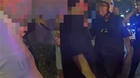板橋大叔團酒後失控，開始在街頭上暴打，引發關注。（圖／翻攝畫面）
