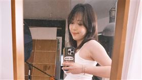 五熊在社群曬出一張挺著孕肚的鏡子自拍照。（圖／翻攝自臉書）