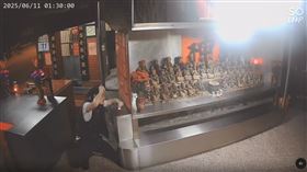 北市內湖路一段上的一間土地公廟日前遭竊，監視器拍到一名竊嫌以「釣魚」方式，30分鐘內就偷走功德箱內的約3500元香油錢，廟方察覺異狀後報警追查。