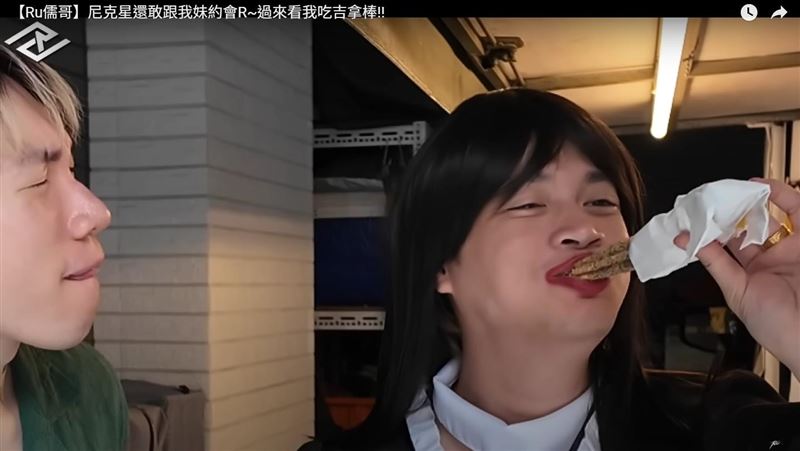  尼克星(左)看儒哥(右)吃吉拿棒配合做出舔舌動作。(圖/翻攝自YouTube)