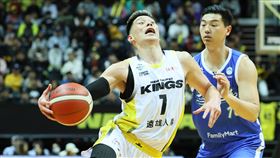 高雄全家海神一哥胡瓏貿防守新北國王林書豪。（圖／資料照，TPBL提供）