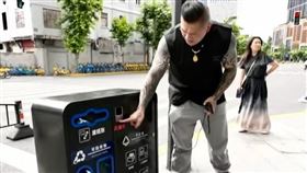 館長白天在上海街頭開直播時，不斷狂讚路上的垃圾桶設計太強。（圖／翻攝自Youtube）