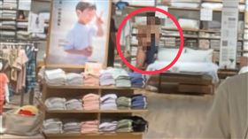 板橋車站內驚見男子全裸試躺商品，行為十分怪異。（圖／翻攝畫面）