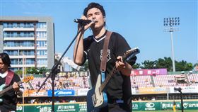 ▲鳳小岳台南棒球場獻唱。（圖／統一獅提供） 