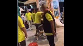 新北,三峽,廟會,偷拍,黑衣男。（圖／翻攝畫面）