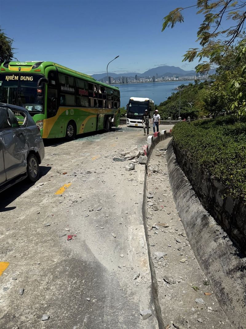 對此業者表示,經查該遊覽車之車齡與保養紀錄均符合法規規範,現仍與旅客積極討論後續補償金額,後續也會主動舉辦說明會,向旅客說明事件調查進度與後續處理。(圖/爆料公社)