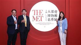 ▲國泰金控主要贊助《從印象派到現代主義—美國大都會博物館名作展》，國泰金控總經理李長庚（中）、國泰金控資深副總孫至德（左1）及國泰金控副總施君蘭（右1）出席展覽開幕記者會。（圖／國泰金控提供）