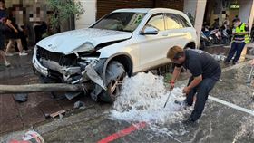 新北,中和,車禍,失控暴衝,路樹倒塌。（圖／翻攝畫面）　