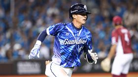 ▲富邦悍將林岳谷拿下生涯首座MVP。（圖／富邦悍將提供）