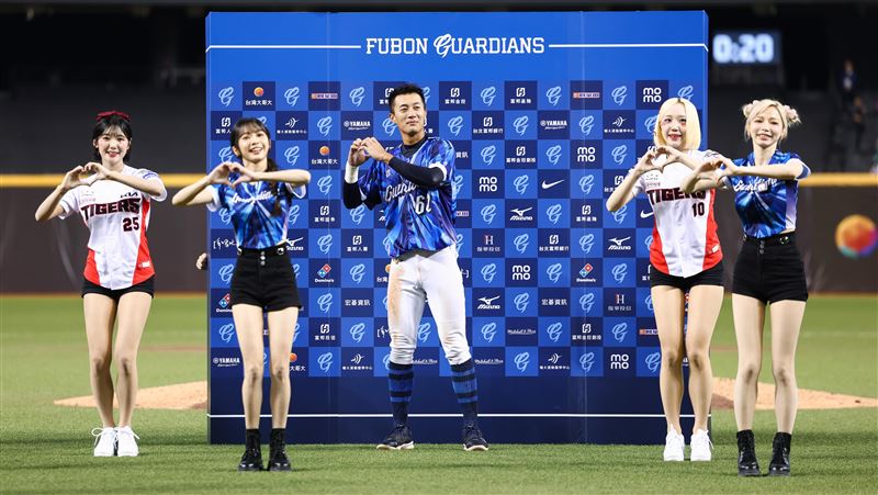 富邦悍將林岳谷拿下生涯首座MVP。(圖/富邦悍將提供)