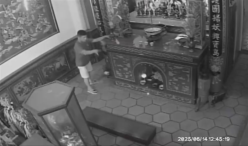 男子繞到神龕旁摔神筊。(圖/草寮後菱洲宮提供)
