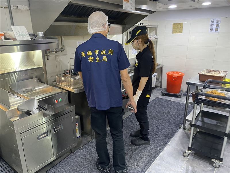 炸雞店業者疑似烹調時間不足,允諾會改善。(圖/衛生局提供)