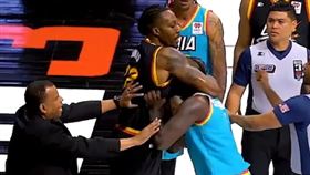 ▲「魔獸」霍華德（Dwight Howard）與「吹耳哥」史蒂芬森（Lance Stephenson）竟直接在場上大打出手。（圖／翻攝自X平台 @Ballislife）