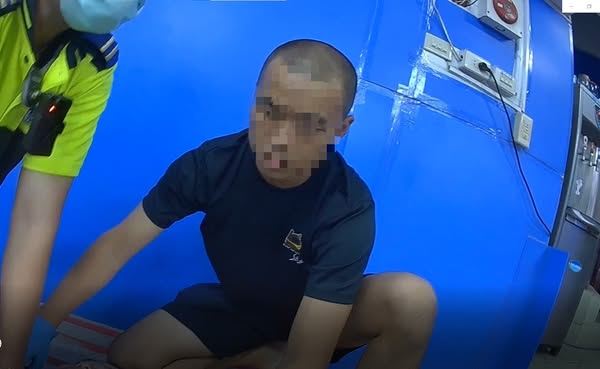 男子桌球突倒地命危,一位神秘高手上前CPR急救。(圖/翻攝自新埔消防分隊臉書)