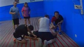 ▲男子桌球突倒地命危，一位神秘高手上前CPR急救。（圖／翻攝自新埔消防分隊臉書）