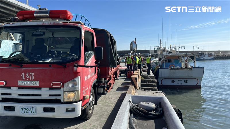 警消隨即派出7車15人2艇前往救援。(圖/翻攝畫面)