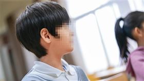 小五男童多次到教室找小二女童，引起老師注意，才揭發性侵案。示意畫面，圖非當事人。（東方IC）