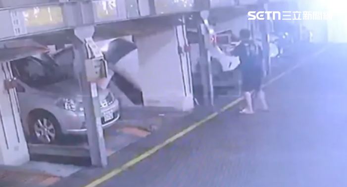 機械車位剛上升就急墜,車頭整個被掀起,車主當場嚇傻。(圖/翻攝畫面)
