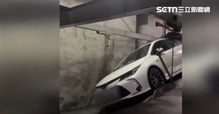 經查該機械車位每個月都有固定保養,疑似金屬疲乏才會斷裂脫落。(圖/翻攝畫面)