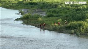 高雄市,大寮區,老翁,機車,車主,大雨,溪流,離婚,萬大橋▲圖片描述。（圖／翻攝畫面）