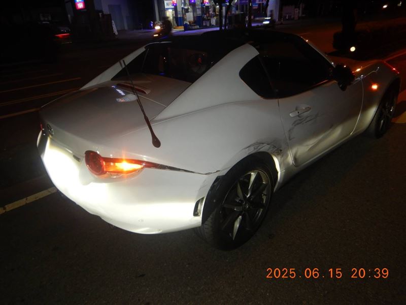 敞篷小跑車遭前後車追撞「夾擊」,車身右側一大片凹陷。(圖/翻攝畫面)