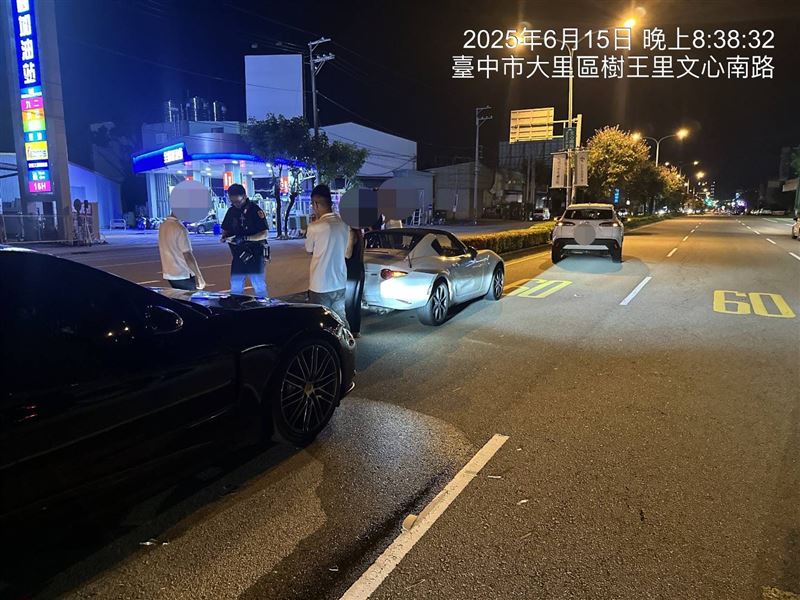 敞篷車遭夾擊,車身毀損嚴重。(圖/翻攝畫面)