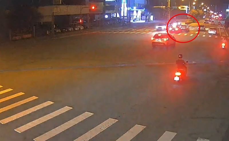 一輛休旅車突「鬼切」進入內側車道,導致後方敞篷車、轎車追撞。(圖/翻攝畫面)
