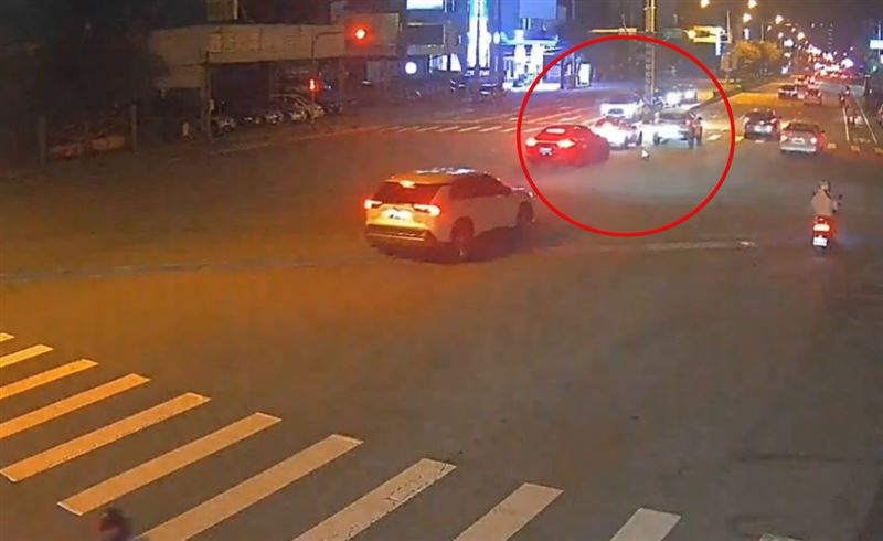 一輛休旅車突「鬼切」進入內側車道,導致後方敞篷車、轎車追撞。(圖/翻攝畫面)