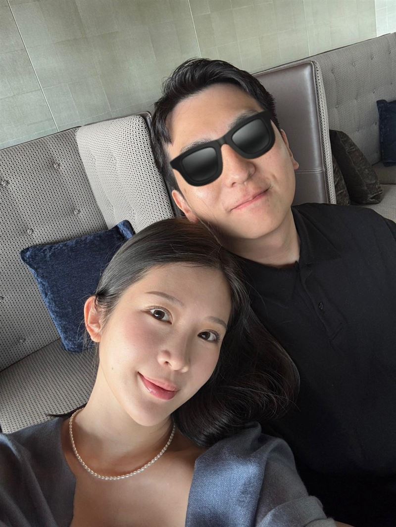 鄭家純曬合照公開夫妻私下對話。(圖/翻攝自鄭家純臉書)