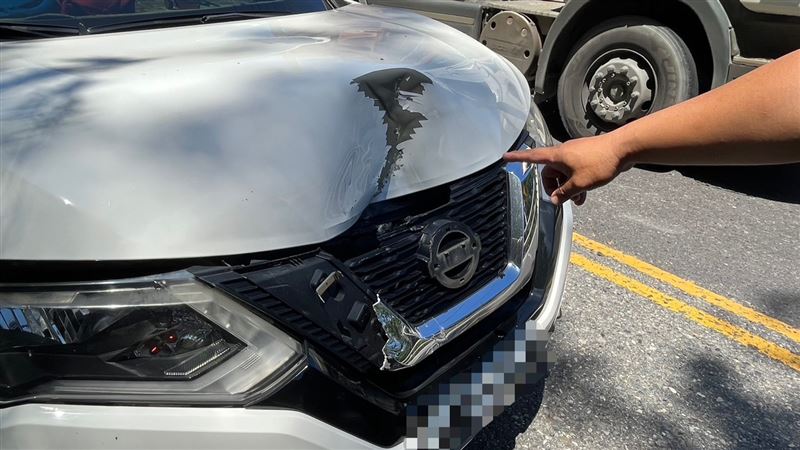 台九線南澳落石砸車　駕駛受驚害後車爆胎