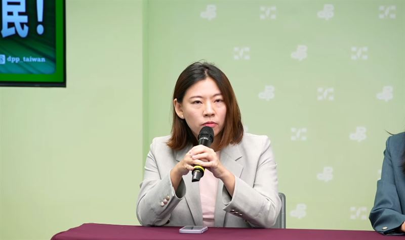 何孟樺直言,蔣萬安站台時洋洋灑灑羅列李彥秀的政績,但或許「蔣萬安也根本搞不懂李彥秀有什麼貢獻。」(圖/翻攝自民進黨YT)