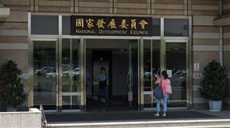 景氣燈號紅燈　AI 強勁需求帶動工時上升