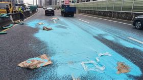 台74線上貨車衝破分隔島！車道染成夢幻藍