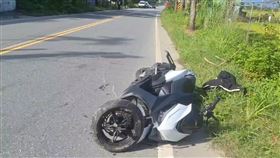 花蓮縣鳳林鎮發生一起死亡車禍，無駕照的李姓男子昨天（15日）騎車行經193縣道時，不明原因撞上路旁電線桿，拋飛、滑行20公尺倒地不起，警消人員獲報到場救援，李男送醫前已無生命跡象，經急救仍傷重不治。