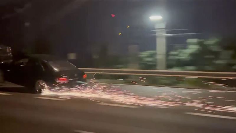 國道拖故障車「沿路狂磨」拉出超長火花