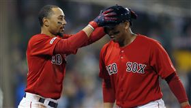 ▲貝茲（Mookie Betts）和戴佛斯（Rafael Devers）都遭紅襪交易。（圖／美聯社／達志影像）