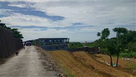 蔡姓老翁在田裡工作中暑暈倒。（圖／翻攝畫面）