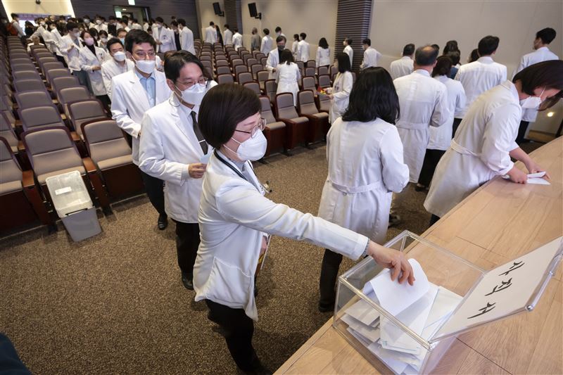 南韓首爾高麗大學醫學院教授們在會議中排隊遞交辭呈。(圖/美聯社/達志影像)