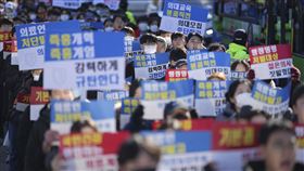 ▲2024年在南韓首爾，實習醫生和醫學院學生們走上街頭高舉標語牌，譴責當時總統尹錫悅和政府的醫療改革。（圖／美聯社／達志影像）