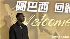 ▲阿巴西回歸與中信特攻簽「3+2」複數約，據了解年薪可能多達2500萬，是台灣職籃薪一哥。（圖／記者蔡厚瑄攝影） 