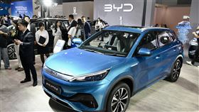 金融時報：中國逾3成車企流動負債超過流動資產英國金融時報報導，超過1/3中國上市車企的流動負債超過流動資產，當中比亞迪的營運資金不足最嚴重。圖為2025國際汽車及供應鏈博覽會（香港）中，比亞迪汽車展示。（中新社提供）中央社  114年6月16日