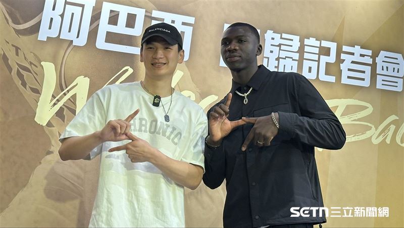 中信特攻謝亞軒喬裝成記者亂入阿巴西回歸記者會。(圖/記者蔡厚瑄攝影)