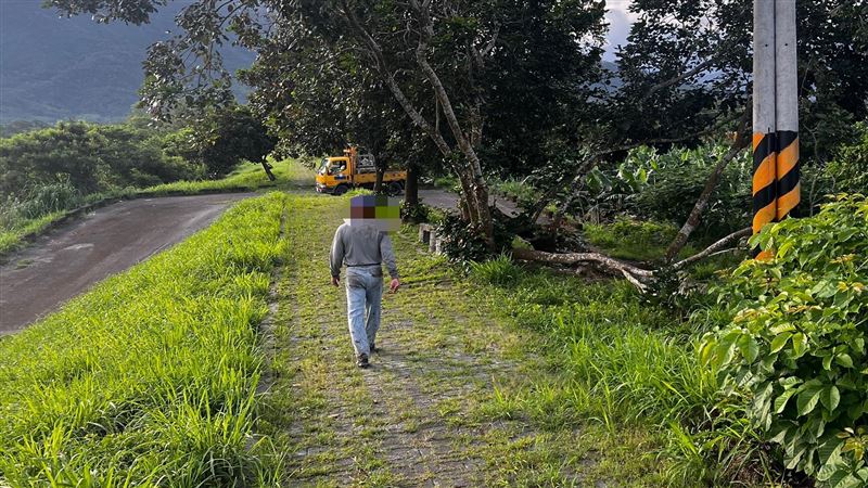 駱姓老翁倒臥在工程車房邊已明顯死亡,現已排除自殺及他殺。(圖/翻攝畫面')