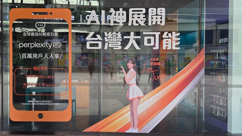 台灣大哥大於全台超過500間門市設置5款李珠珢造型窗貼，圖為台北文創門市。（圖／台灣大哥大提供）
