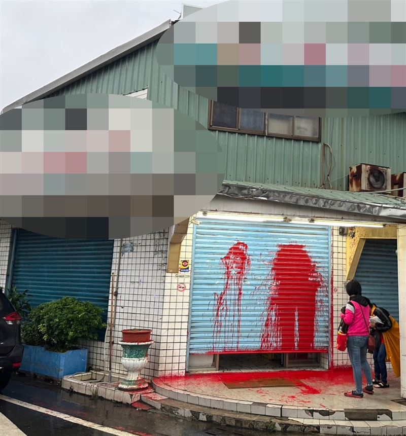 一早上班發現店門口被人潑漆,店員當場傻眼。(圖/翻攝畫面)