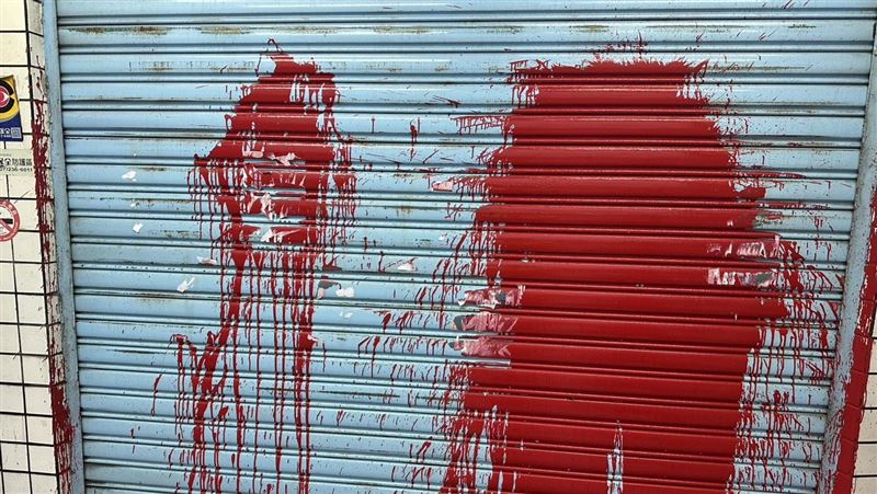 超商門口「整片紅」嚇人 警方說話了