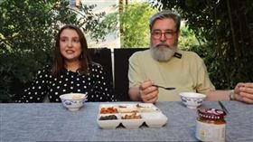 YouTuber酷邀請12位法國人體驗台灣稀飯及8道經典配菜，沒想到老外一吃就愛上。（圖／翻攝自YT＠Ku's dream酷的夢-）